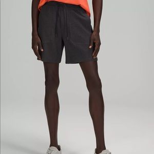 NWT LULULEMON AT EASE SHORT 7" in heathered black/black.